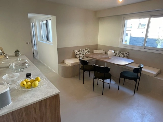 Projet de béton ciré à La Roche-sur-Yon, cheminée, et escalier