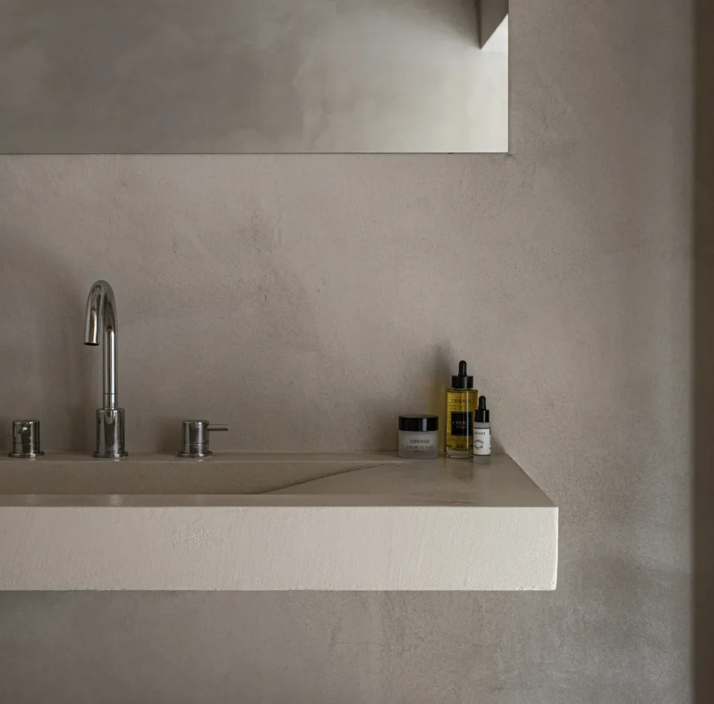 Les 5 avantages du béton ciré pour votre salle de bain